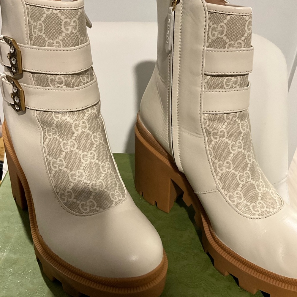 Beautiful Kensington Napa Boot w/Crystals 💕💜